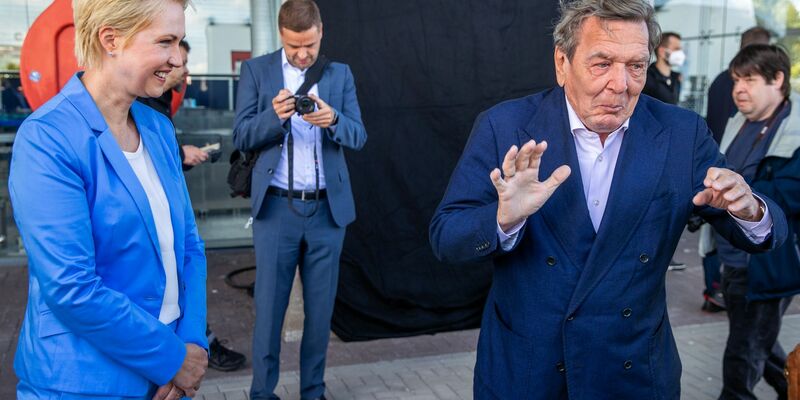 Der Landtagsausschuss zur Klimastiftung MV beharrt darauf, dass der frühere Bundeskanzler Gerhard Schröder (SPD) persönlich vor dem Gremium aussagt. (Archivbild) - Foto: Jens Büttner/dpa-Zentralbild/dpa