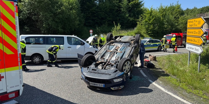 FW VG Westerburg: Verkehrsunfall auf B8 bei Hahn am See fordert vier Verletzte - Foto: presseportal.de