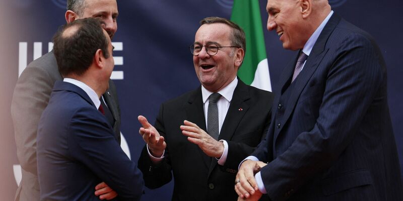 Italiens Verteidigungsminister Guido Crosetto (rechts) bei einem Treffen mit Verteidigungsminister Boris Pistorius (Mitte). (Foto: Archiv) - Foto: Thibaud Moritz/AFP/dpa