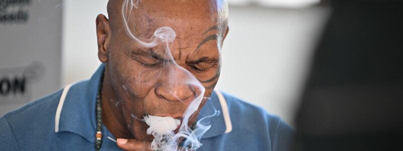 Mike Tyson, Boxer und Unternehmer, rauchte am Freitag an einem Stand der Cannabis-Messe Mary Jane einen Joint.  - Foto: Sebastian Gollnow/dpa