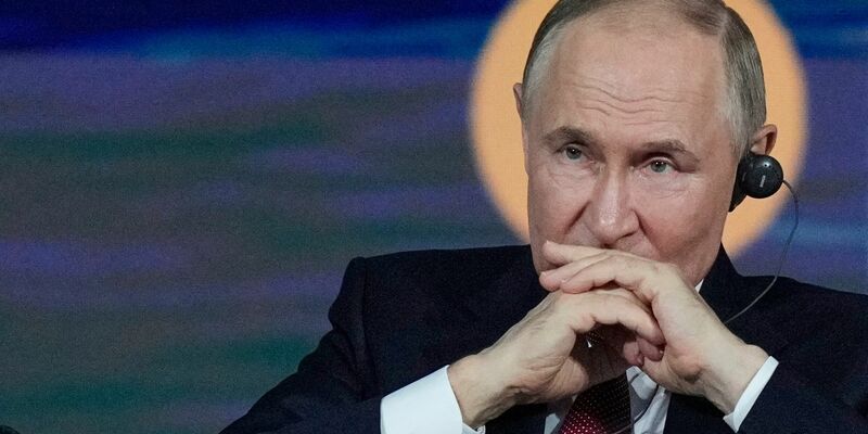 Kremlchef Putin versucht, der russischen Wirtschaft eine Rezession zu verbieten. - Foto: Dmitri Lovetsky/AP/dpa
