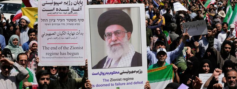 In Teheran wird gegen die israelischen Angriffe protestiert. - Foto: Vahid Salemi/AP/dpa
