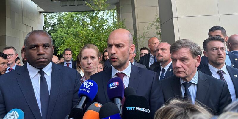 Außenminister Johann Wadephul (r-l) und die Außenminister von Frankreich, Jean-Noël Barrot, und Großbritannien, David Lammy, am Freitag in Genf. - Foto: Christiane Oelrich/dpa