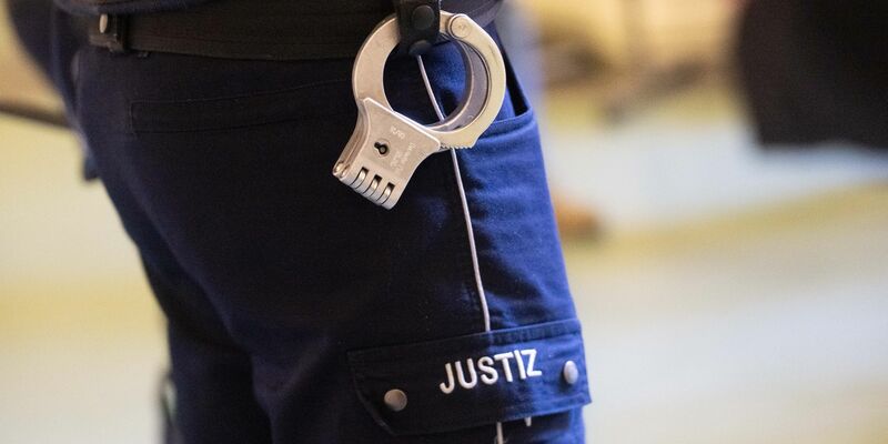 Bei der Flucht aus dem Gerichtssaal verletzte der Straftäter einen JVA-Beamten. (Symbolbild) - Foto: Benjamin Westhoff/dpa