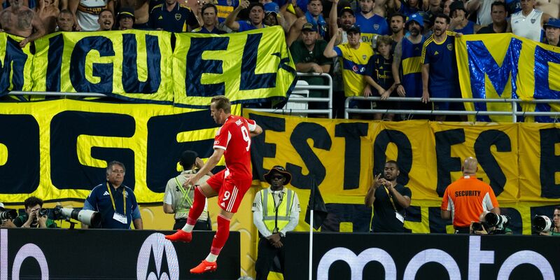 Beim Sieg gegen Boca Juniors musste Jamal Musiala (M), begleitet von Teamarzt und Physiotherapeut, angeschlagen vom Platz. - Foto: Sven Hoppe/dpa