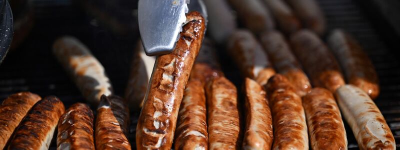 Fleisch auf dem Grill muss für viele sein. (Archivbild) - Foto: Martin Schutt/dpa