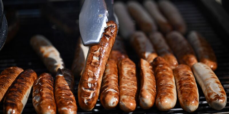 Woher kommt die älteste Bratwurst? Über die Frage wird seit vielen Jahren gestritten. (Archivbild) - Foto: Martin Schutt/dpa
