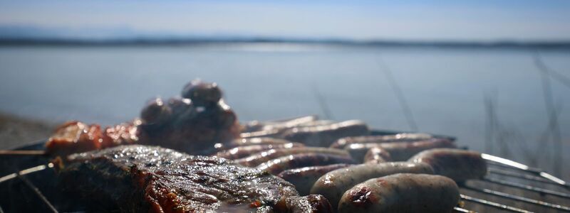 Wichtig oder sehr wichtig ist der Klimaschutz einer Umfrage zufolge den wenigsten Menschen, wenn sie grillen.  - Foto: Karl-Josef Hildenbrand/dpa