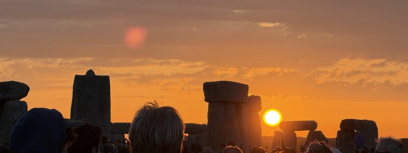 Am Steinkreis Stonehenge in Englang feierten Menschen die Mittsommernacht. - Foto: Zhanna Manukyan/PA Wire/dpa