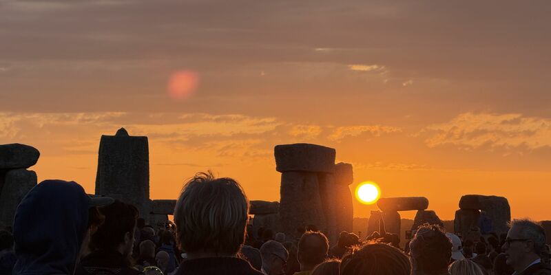 Menschen versammeln sich aus vielen gründen am Steinkreis Stonehenge. - Foto: Zhanna Manukyan/PA Wire/dpa