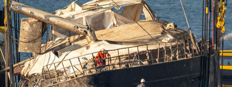 Das Schiff ist zwar verschmutzt, zeigt aber bislang keine gravierenden Schäden am Rumpf.  - Foto: Salvatore Cavalli/AP/dpa