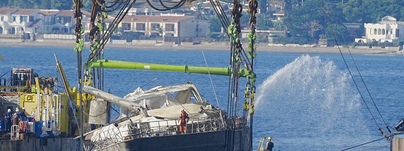 Derzeit wird das Wrack leergepumpt und stabilisiert, bevor es für weitere Untersuchungen in den Hafen von Termini Imerese geschleppt werden soll. - Foto: Peter Byrne/PA Wire/dpa