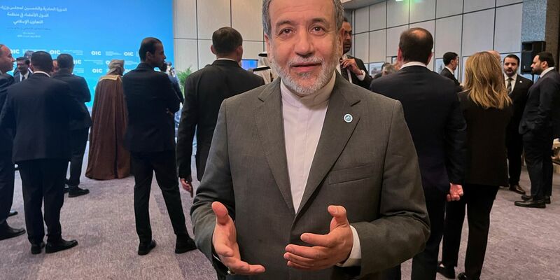 Der iranische Außenminister Abbas Araghtschi nimmt in Istanbul an einem Treffen der Organisation für islamische Zusammenarbeit teil. - Foto: Mehmet Guzel/AP/dpa