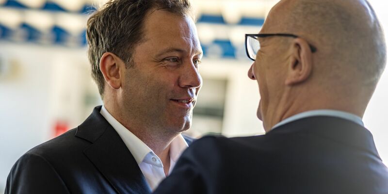SPD-Chef Lars Klingbeil dringt auf die Prüfung eines AfD-Verbotsverfahrens. Hier im Gespräch mit Dietmar Woidke (r), Brandenburgs Ministerpräsident und SPD-Landesvorsitzender. - Foto: Frank Hammerschmidt/dpa