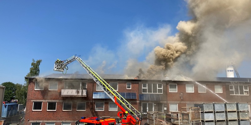 FW-PI: Folgemeldung: Über 300 Einsatzkräfte bekämpfen Großfeuer in einem Gewerbegebiet - Foto: presseportal.de
