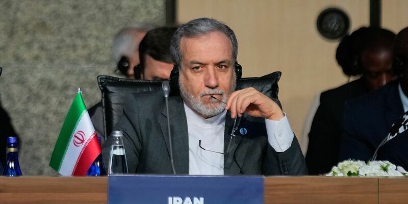 Der iranische Außenminister Abbas Araghtschi droht den USA. - Foto: Khalil Hamra/AP/dpa