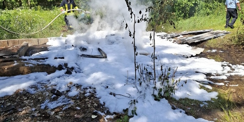 FW Südheide: Größerer Menge Müll und Schrott brennen- Feuerwehr Unterlüß bei 30 Grad im Brandeinsatz - Foto: presseportal.de