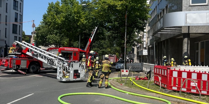 FW-E: Erneutes Brandereignis in leerstehendem Bürogebäude - Menschenrettung eingeleitet, fünf Etagen aufwendig durchsucht - Foto: presseportal.de