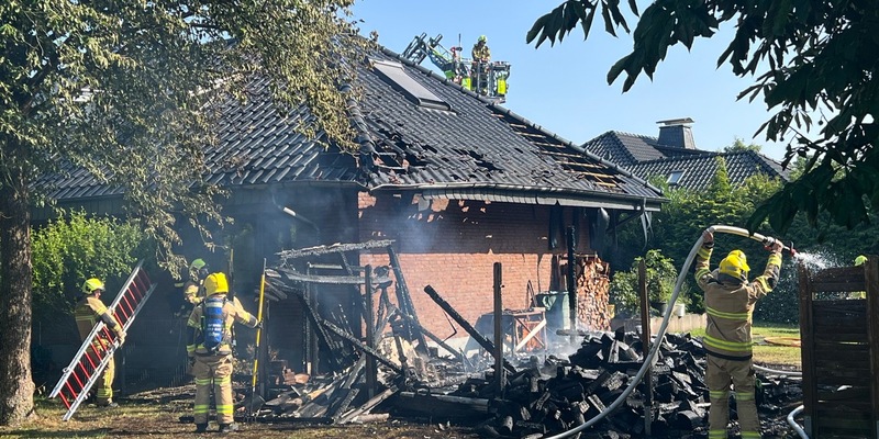 FW Paderborn: Gemeldeter Gartenhüttenbrand mit Ausbreitung auf Dachstuhl in Paderborn-Sennelager - Foto: presseportal.de