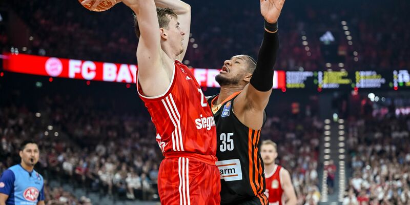 Der FC Bayern München (rot) und Ratiopharm Ulm begegneten sich im dritten Finalspiel lange auf Augenhöhe. - Foto: Harry Langer/dpa