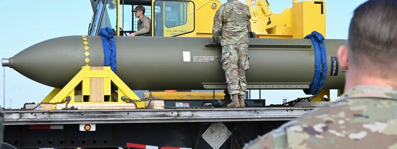 Die Bombe ist gut sechs Meter lang und mehr als 13 Tonnen schwer und kann auch tief unter der Oberfläche liegende Ziele angreifen. (Archivbild) - Foto: Uncredited/US Air Force/dpa