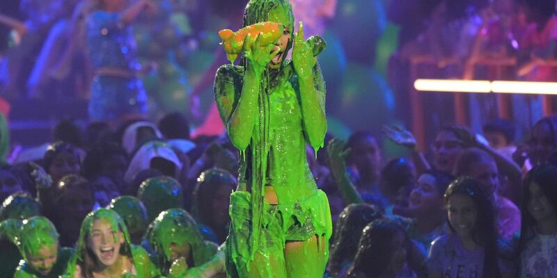 Eine Schleimdusche für Tyla. - Foto: Chris Pizzello/Invision via AP/dpa