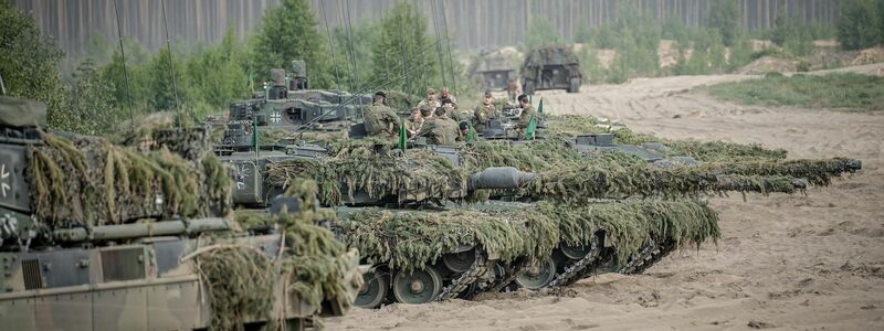 Geld verdienen mit Waffen? Eine knappe Mehrheit der Bundesbürger findet das vertretbar (Archivbild) - Foto: Kay Nietfeld/dpa