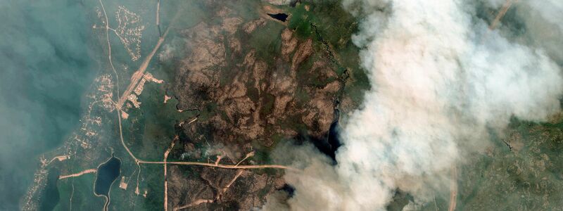 Die zunehmende Waldbrandgefahr ist nur einer der Gründe, weshalb Aufforstung als CO2-Ausgleich seine Tücken hat. - Foto: Maxar Technologies/AP/dpa