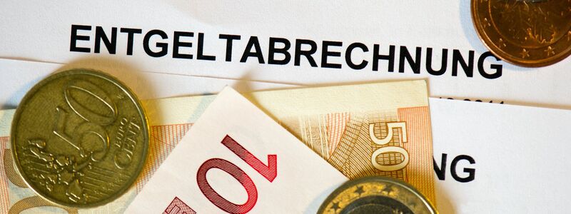 Was mindestens auf der Lohnabrechnung stehen muss, wird derzeit in vertraulichen Verhandlungen besprochen. - Foto: Arno Burgi/dpa-Zentralbild/dpa
