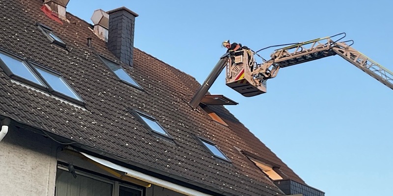 FW-DO: Kaminrohr droht auf Straße zu stürzen - Einsatz mit Drehleiter - Foto: presseportal.de