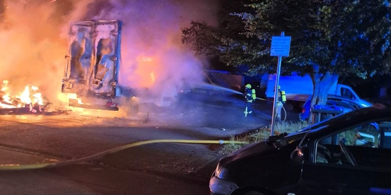 FW-DT: Sprinter und Sperrmüll in Vollbrand - Foto: presseportal.de