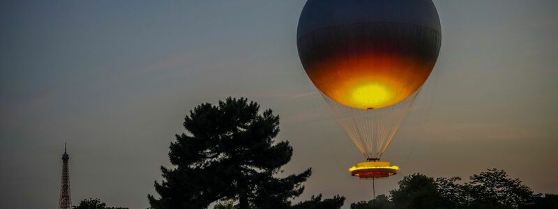 Viele Menschen in Paris hatten sich gewünscht, dass der olympische Ballon wieder in die Stadt zurückkehrt. - Foto: Aurelien Morissard/AP/dpa