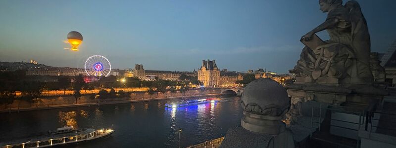 Das Aufsteigen des olympischen Ballons ist ein besonderes Spektakel am Abendhimmel von Paris. - Foto: Oleg Cetinic/AP/dpa