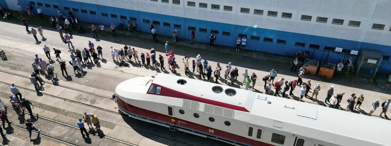Der restaurierte SVT Görlitz steht auf dem Werksgelände der VIS (Verkehrs Industrie Systeme GmbH) in Halberstadt. - Foto: Matthias Bein/dpa