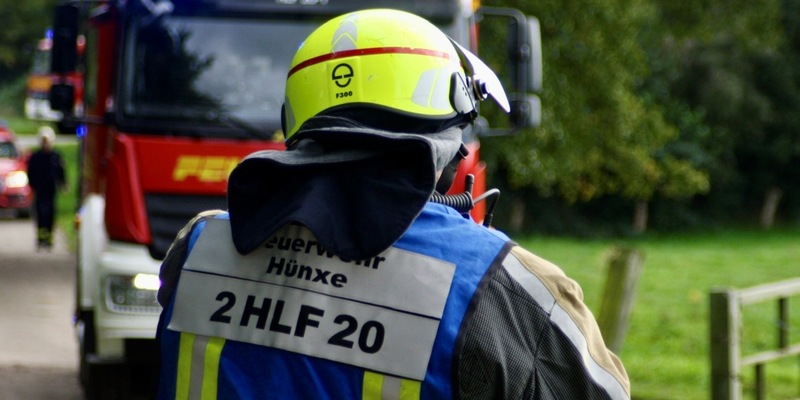 FW Hünxe: Feuerwehr löscht Lagerfeuer im Wald - Foto: presseportal.de