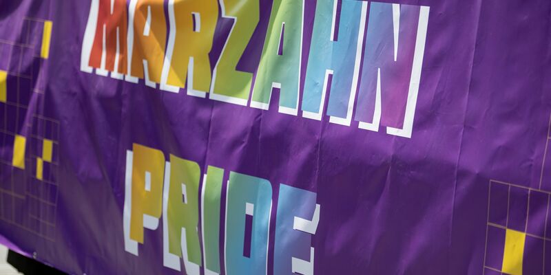 Hunderte Menschen zogen am Samstagnachmittag für Vielfalt und Toleranz durch Berlin-Marzahn.  - Foto: Fabian Sommer/dpa