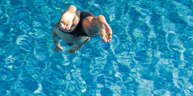 Die Hitze lockt am Wochenende viele ans Wasser. - Foto: Thomas Warnack/dpa