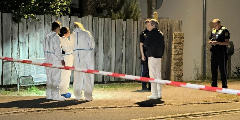 Noch in der Nacht zum Sonntag kam es im Bereich des Tatortes unweit des Großen Brombachsees bei Ramsberg zu umfangreichen Spurensicherungsmaßnahmen der Polizei. - Foto: Goppelt/Vifogra /dpa