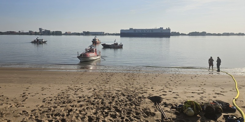 FW-PI: Vegetationsbrand auf der Elbinsel Pagensand - Aufwendiger Einsatz über Wasserwege - Foto: presseportal.de