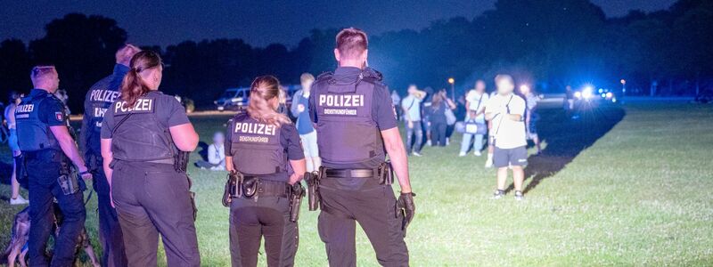Einsatzkräfte der Polizei und Jugendliche stehen sich im Hamburger Stadtpark gegenüber.  - Foto: Rene Schröder/NEWS5/dpa