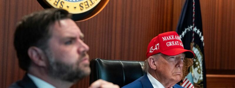 US-Präsident Donald Trump hat die Atomanlagen des Irans bombardieren lassen. Das wirft die Frage auf, ob der Konflikt jetzt eskalieren könnte.  - Foto: -/The White House via AP/dpa