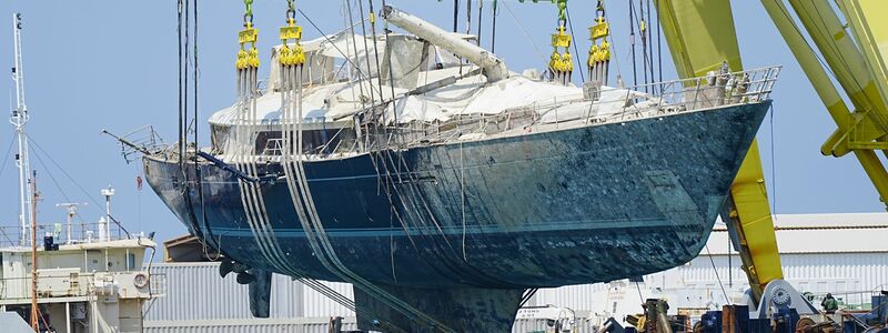 Nach zehn Monaten wurde die Luxusyacht aus dem Wasser gehoben und zum Hafen von Termini Imerese gebracht. - Foto: Peter Byrne/PA Wire/dpa