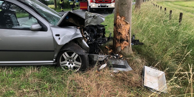 FW-KLE: Auslaufende Betriebsstoffe nach Verkehrsunfall - Foto: presseportal.de