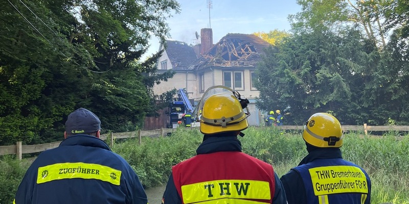 FW Bremerhaven: Bootshaus Speckenbüttel brennt - Einsatzkräfte der Feuerwehr und Hilfsorganisationen im Einsatz - Foto: presseportal.de
