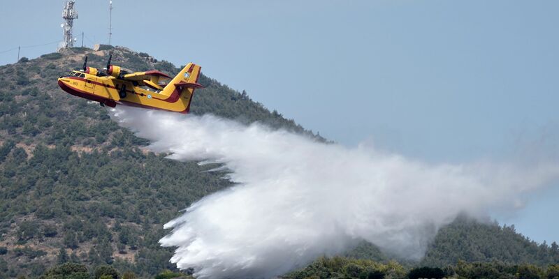 Löschflugzeuge sind weiterhin unterwegs. (Archivbild) - Foto: Thanassis Stavrakis/AP/dpa