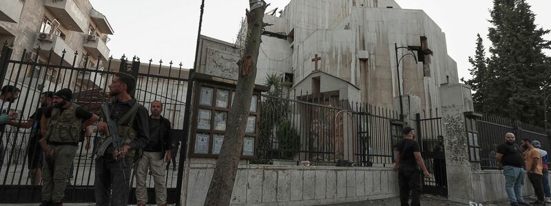 Nach Darstellung des syrischen Innenministeriums drang der Attentäter unter Abgabe von Schüssen in die Kirche im Christenviertel Al-Duwaila ein. - Foto: Omar Sanadiki/AP/dpa