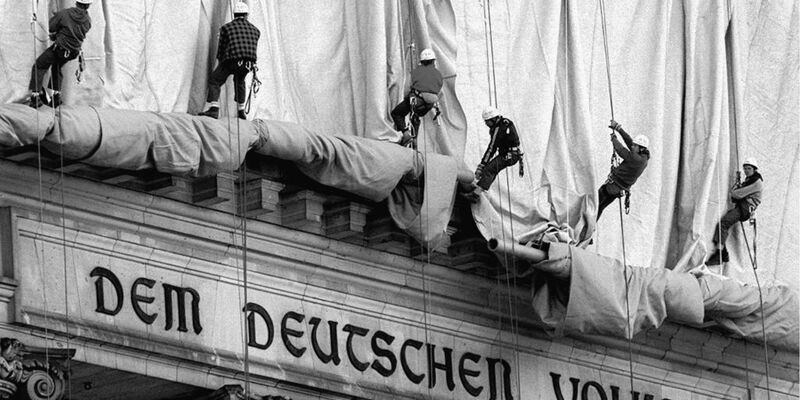 Vom 24. Juni bis zum 7. Juli 1995 verschwand das Gebäude unter 100.000 Quadratmetern silbrig schimmernden Stoffs.  - Foto: Wolfgang Kumm/dpa