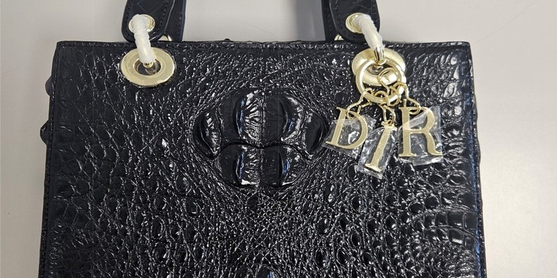 HZA-OS: Osnabrücker Zoll stoppt die Einfuhr einer Handtasche aus Krokodilleder - Foto: presseportal.de