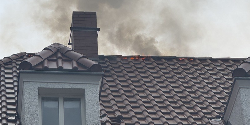 FW Dresden: Dachstuhl- und Garagenbrand fordern Einsatz der Feuerwehr - Foto: presseportal.de