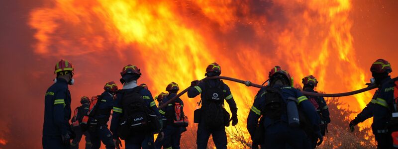 Der Kampf gegen die Flammen läuft den dritten Tag in Folge. - Foto: Pantelis Fykaris/Politischios.gr via AP/dpa